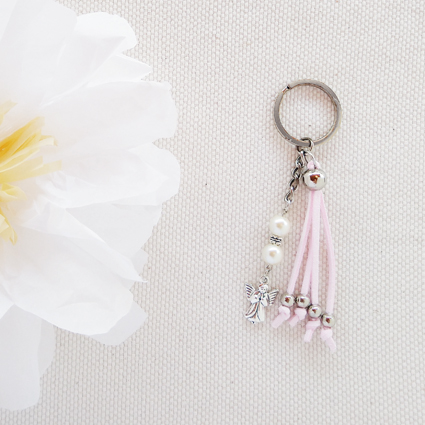 5 llaveros con gamuza rosa, perlas blancas y angelito