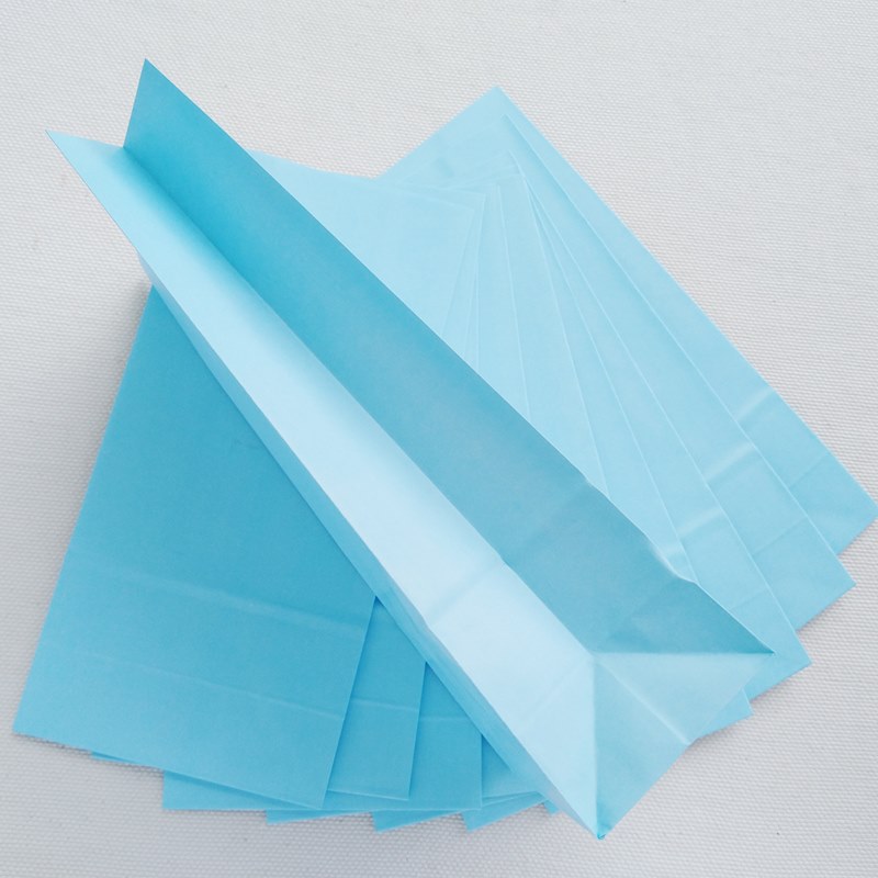 Pack x 10 bolsitas de papel con fuelle color celeste