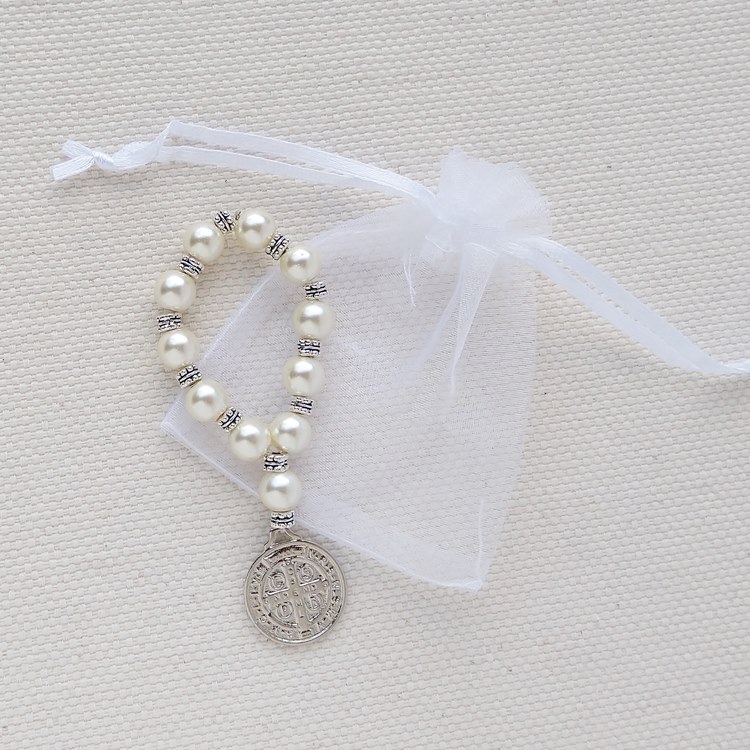 5 denarios perla blanca con medalla San Benito